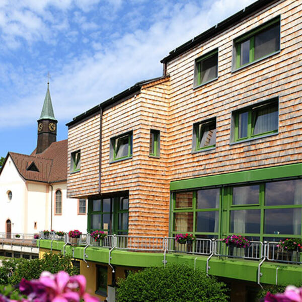 Haus Maria Lindenberg: Hausansicht mit Wallfahrtskirche