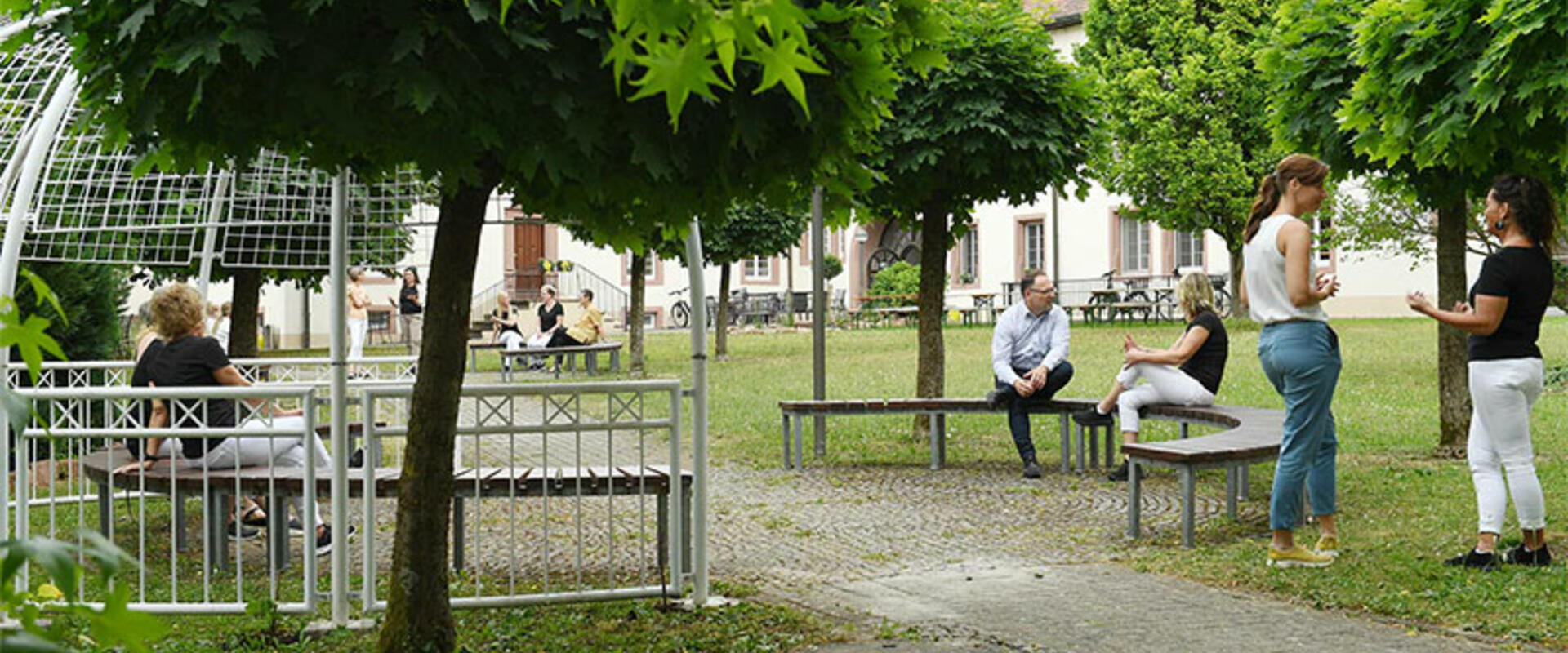 Bildungshaus Neckarelz: Gruppe im Garten