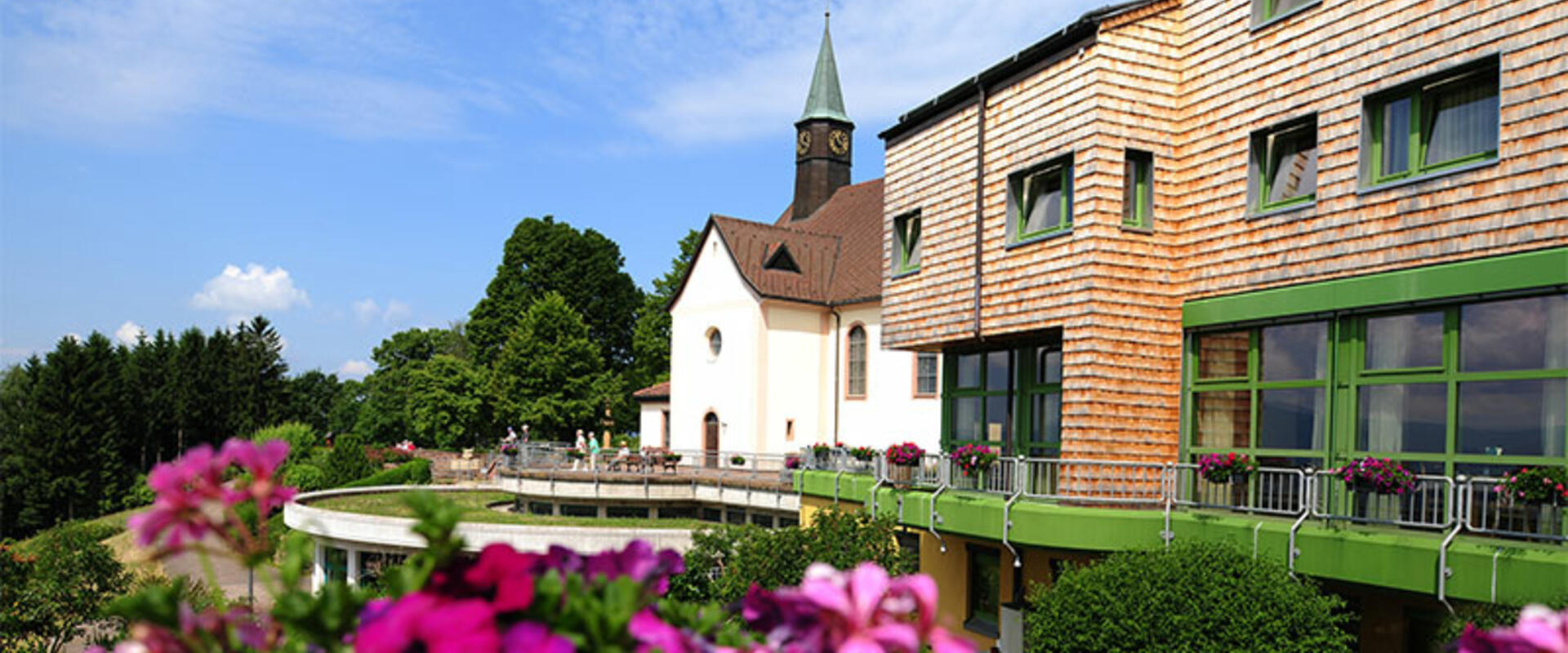Haus Maria Lindenberg: Hausansicht mit Wallfahrtskirche